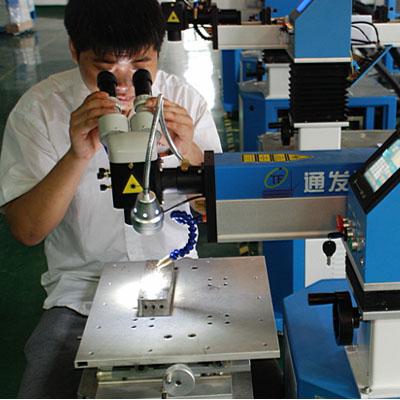 針對稍大模具，可轉向觀察操作